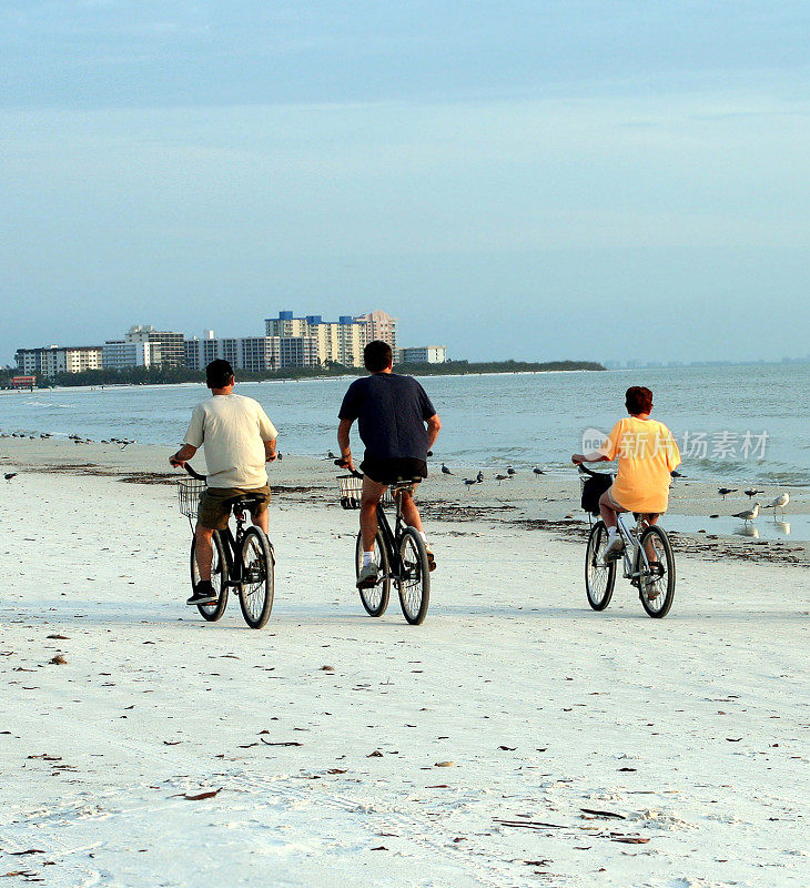 在佛罗里达州迈尔斯堡(Fort Myers)的比尔奇(Bearch)骑自行车。